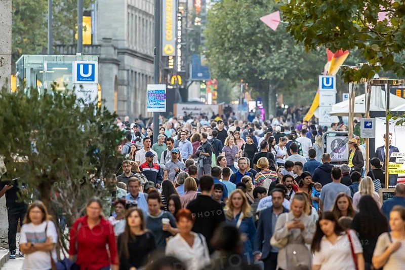 Many people out and about in the pedestrian zone