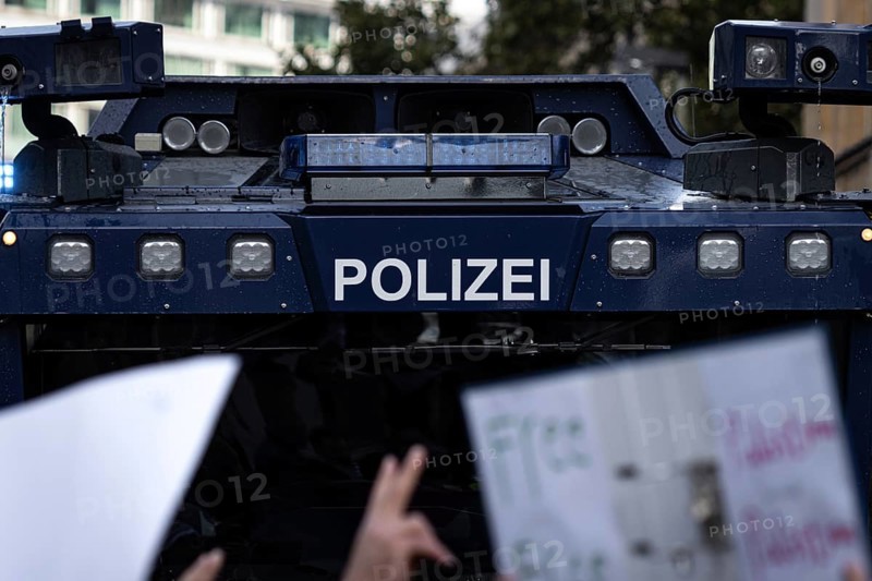 Hundreds of people take part in a pro-Palestine demonstration in Frankfurt am Main on 14.10.2023. The rally is accompanied by a massive police contingent. Following Hamas' terrorist attack on Israel