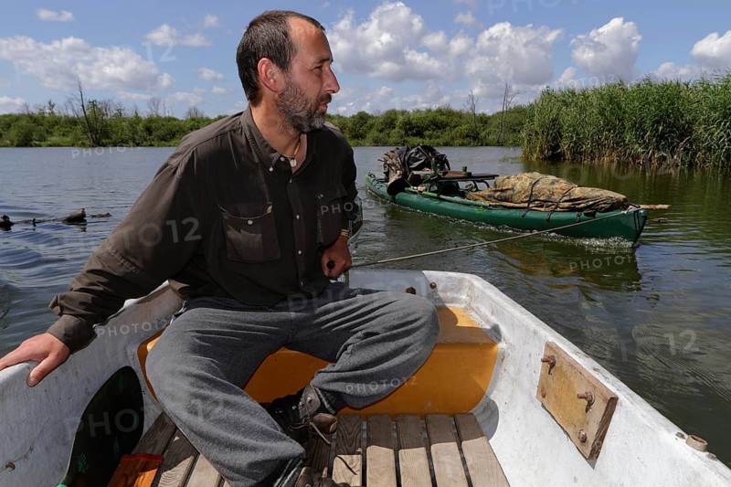 Kayak of a nature photographer in tow