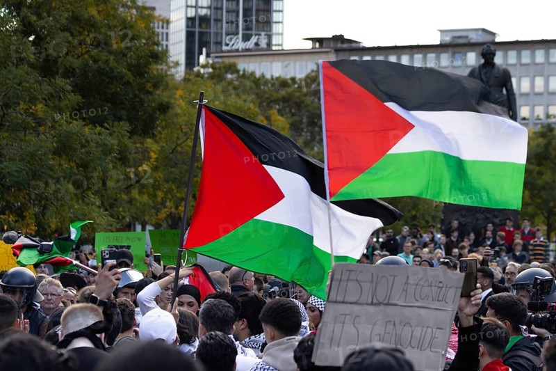 Hundreds of people take part in a pro-Palestine demonstration in Frankfurt am Main on 14.10.2023. The rally is accompanied by a massive police contingent. Following Hamas' terrorist attack on Israel