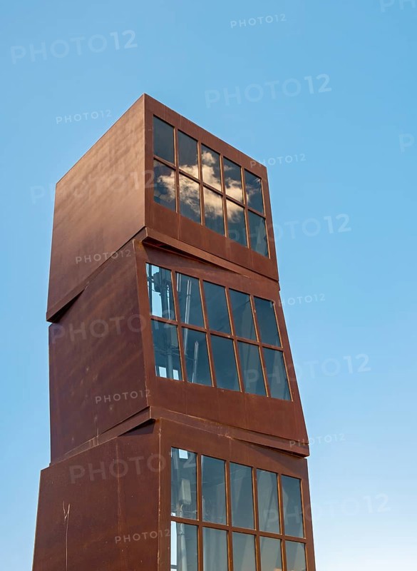 Close-up of Homenatge a la Barceloneta