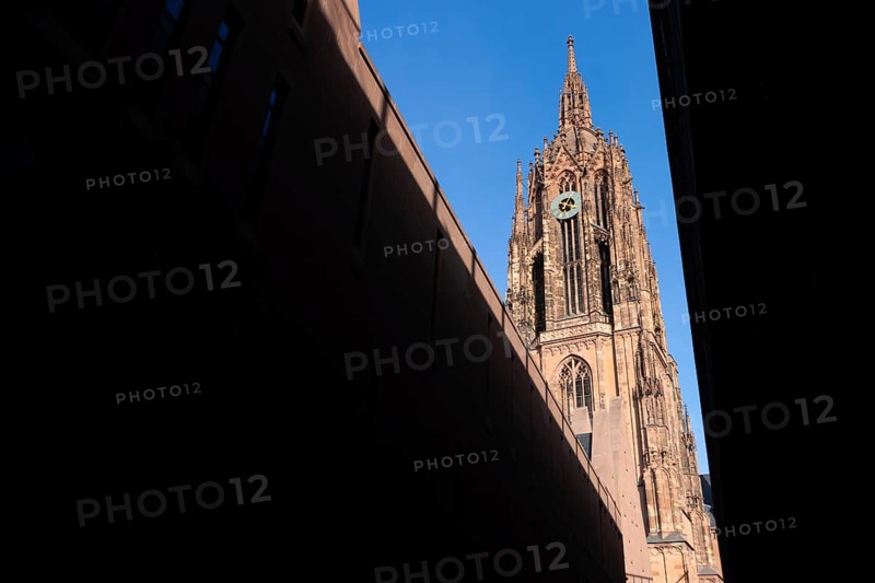 The view of the Kaiserdom in Frankfurt am Main is framed by the building of the SCHIRN Kunsthalle