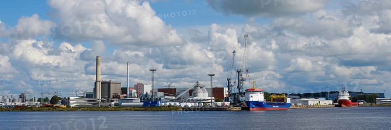 Rotor blades for wind turbines and ships in the industrial harbour