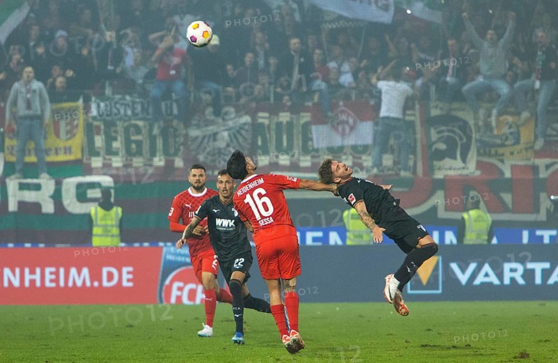 Mads G. V. PEDERSEN FC Augsburg r. in header duel with Kevin SESSA 1.FC Heidenheim