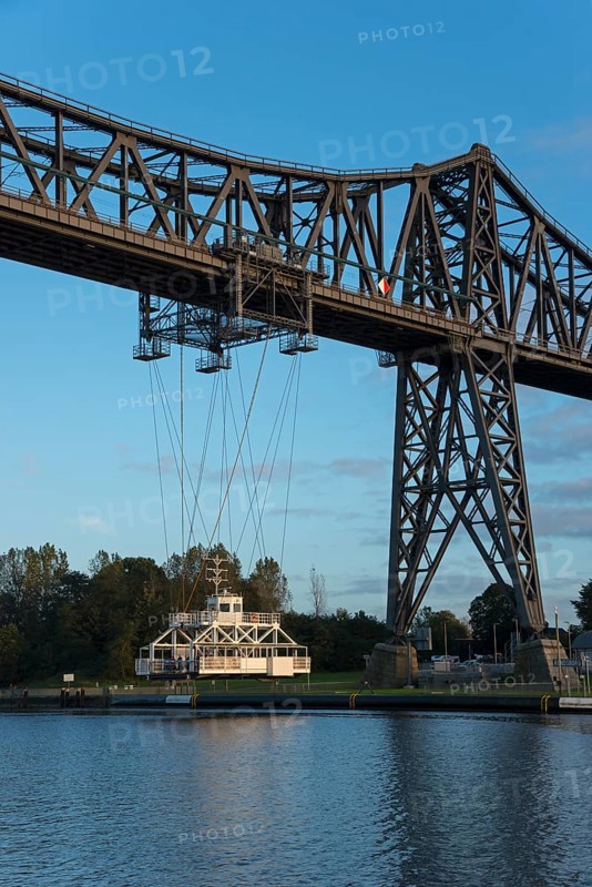 Suspended ferry