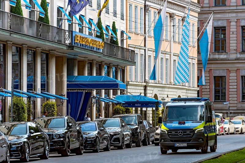 Police squad car at the Hotel Bayerischer Hof with Palais Montgelas