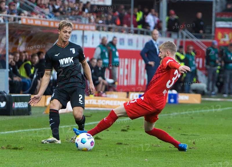 Robert KRZYSZTOF FC Augsburg left in duel with Jan-Niklas BESTE 1.FC Heidenheim