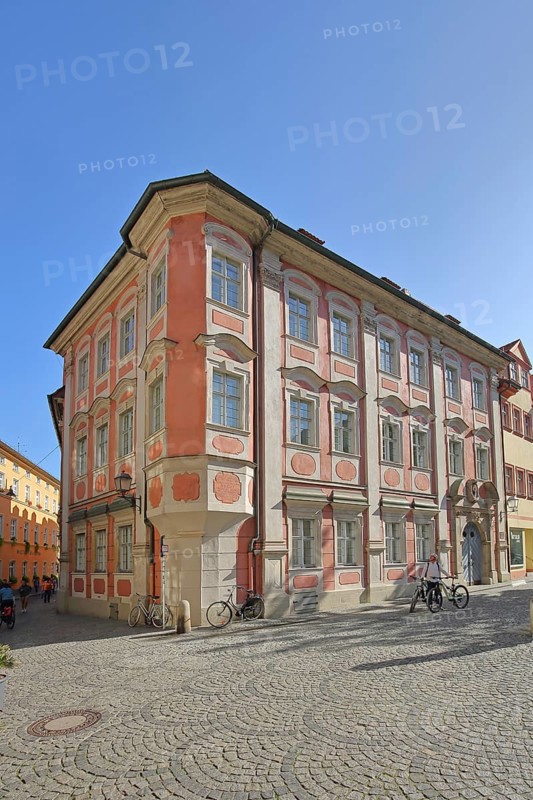 House to the Crab and Sculpture