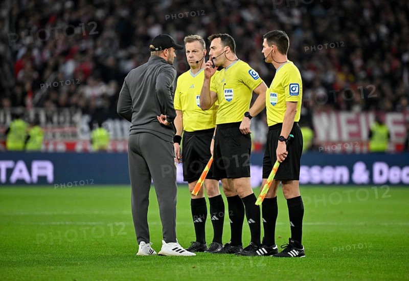 Coach Sebastian Hoeness VfB Stuttgart in conversation Discussion with referee Referee Felix Zwayer
