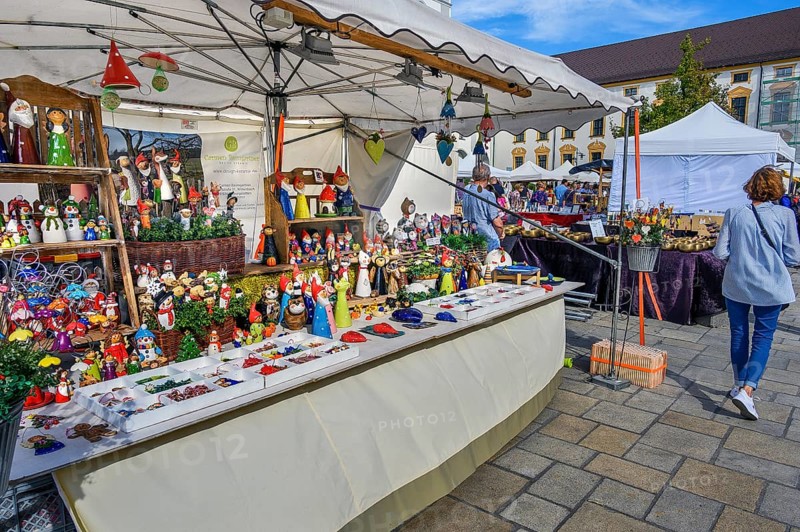 Ceramic figures at the pottery and arts and crafts market
