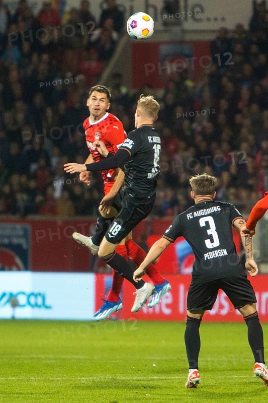 Marvin PIERINGER 1.FC Heidenheim left in a header duel with Tim BREITHAUPT FC Augsburg