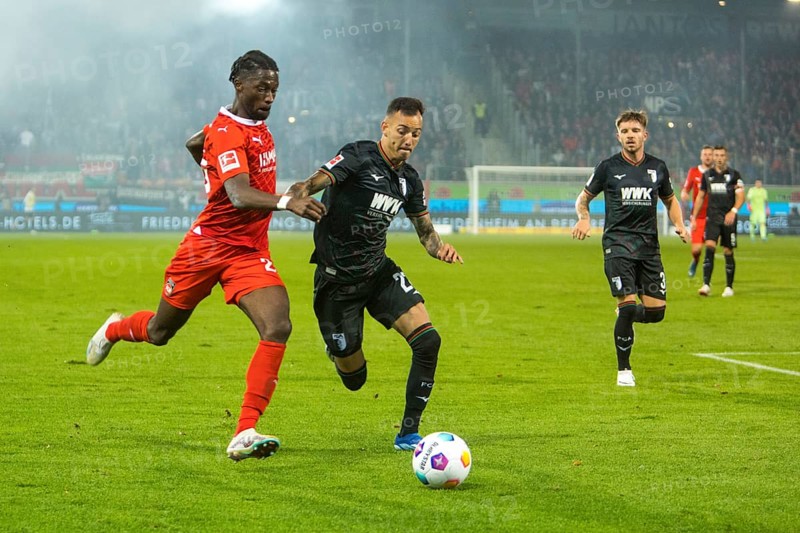 Iago AMARAL BORDUCHI FC Augsburg right in duel with Omar TRAORE 1.FC Heidenheim