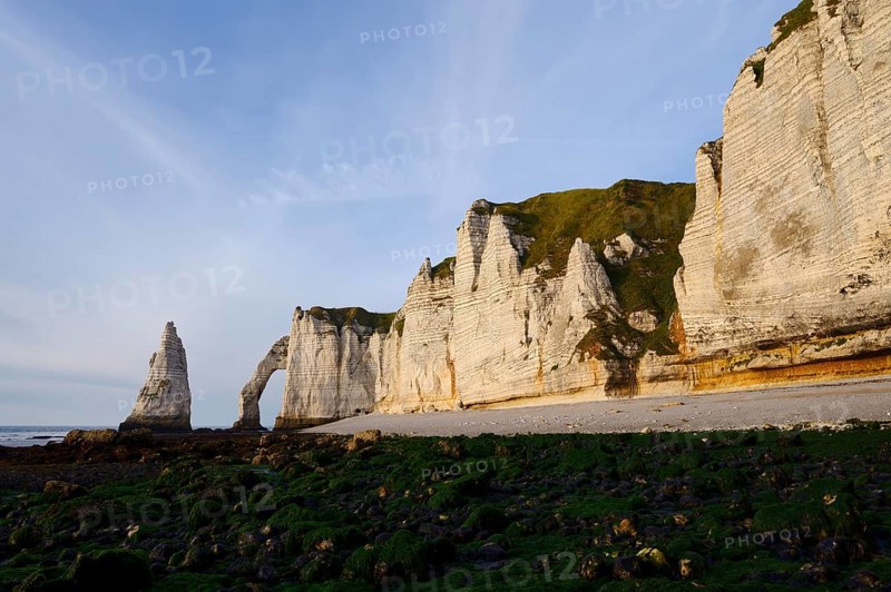Cliff with the rock gate Falaise d'Aval and the rock needle Aiguille d'Etretat