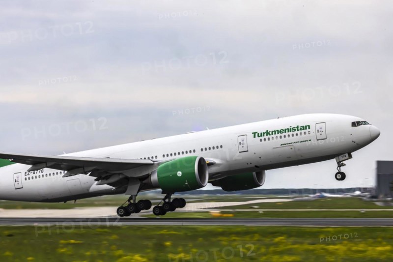 Aircraft taking off at Frankfurt Airport