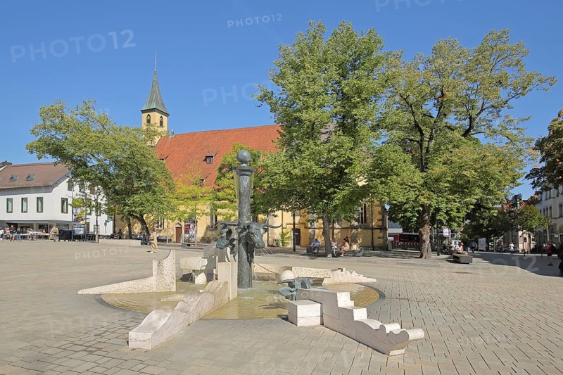 Ochsenbrunnen by Gunther Stilling and Kreuzkirche on Schillerplatz