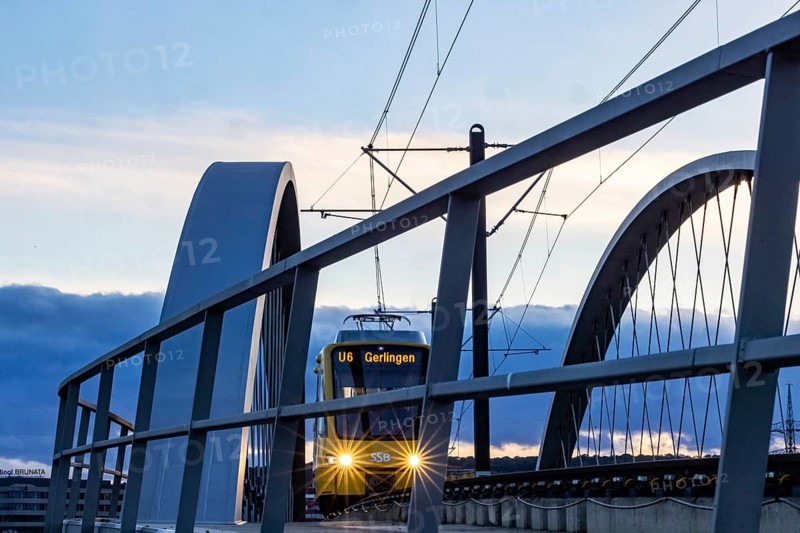 Network arch bridge over the A8 motorway. Light rail bridge of the SSB for the U6 airport line. The span of the arches is 80 metres. Tension elements made of carbon. The U6 line light rail bridge received the German Bridge Construction Award in 2023