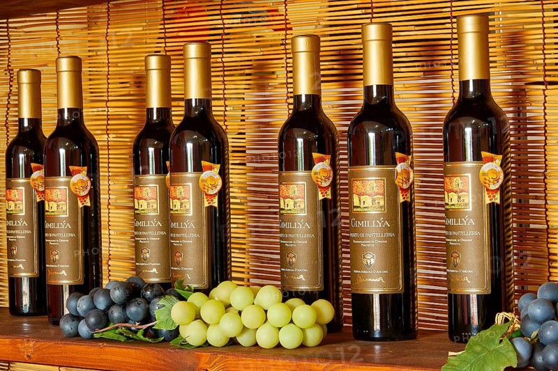 Different wine bottles on the shelf next to each other