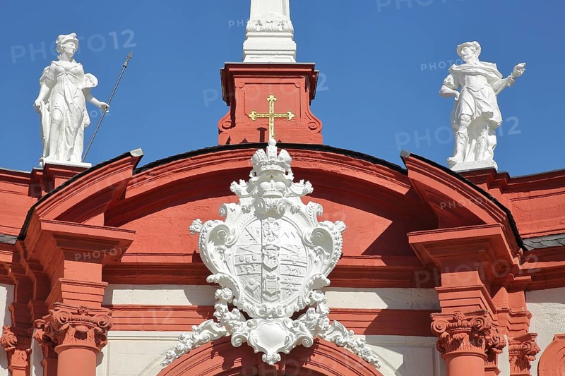 Memmelsdorf Gate with two white sculptures