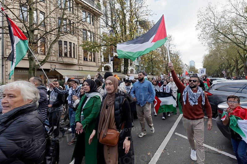 Demo participants with Palestine flags