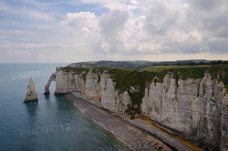 Cliff with the rock gate Falaise d'Aval and the rock needle Aiguille d'Etretat