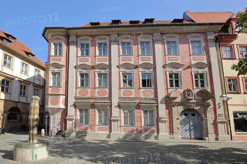 House to the Crab and Sculpture