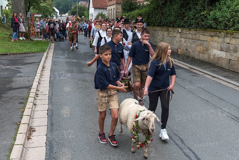 Parade at the Tanzlindenfest with brass band and Kirchweihbuben with a sheep to the Betzenaustanzen in Limmersdorf