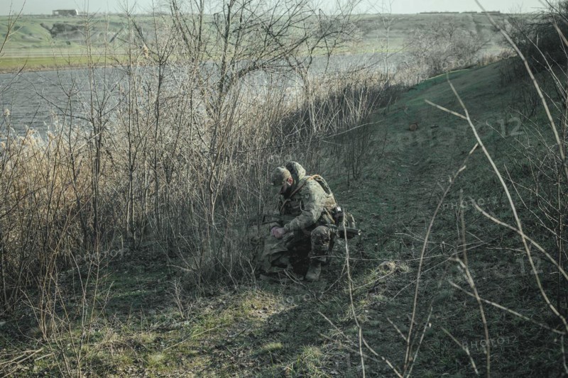 Ukrainian soldiers during a patrol along the Ingulez River. In the small town of Snihurivka