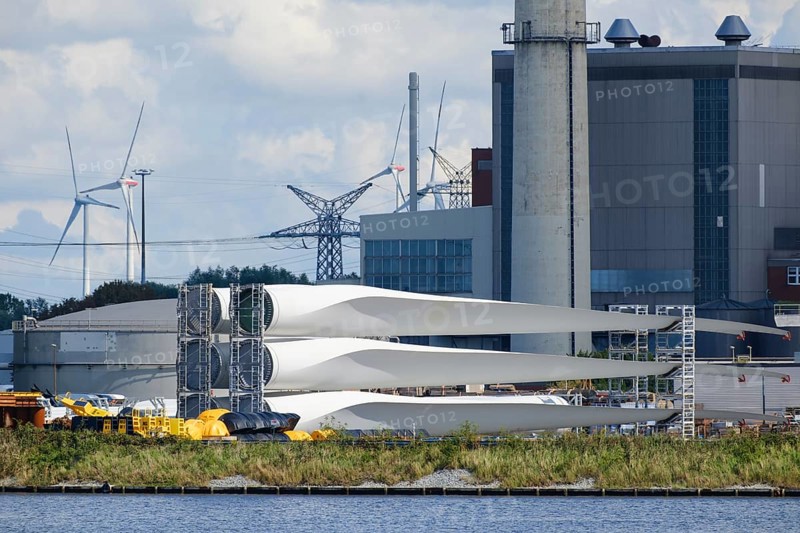 Rotor blades for wind turbines lie in the industrial harbour