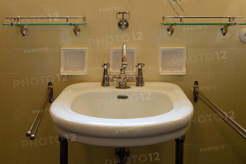 Hand basin