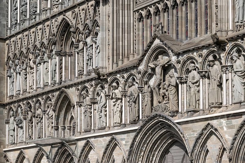 Holy figures at the entrance portal with columns