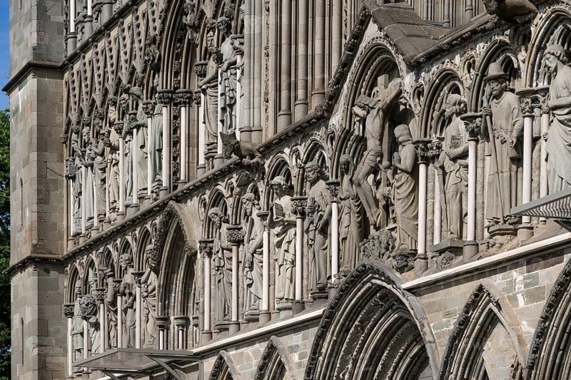 Holy figures at the entrance portal with columns