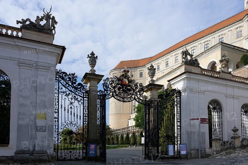 Gate