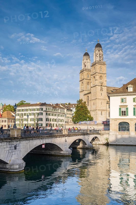 Grossmünster with water church and Münsterbrücke