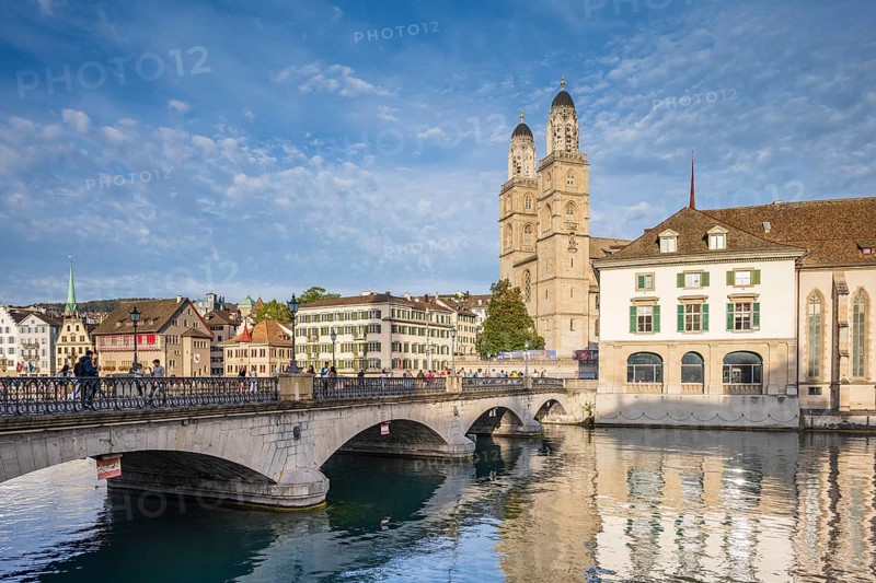 Grossmünster with water church and Münsterbrücke