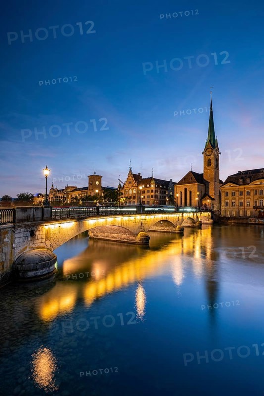 Fraumünster with town hall and Münsterbrücke at dusk