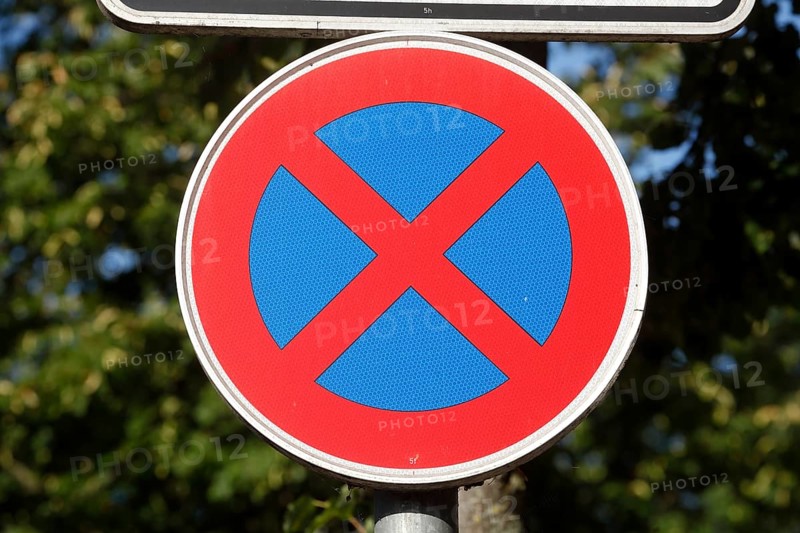 Traffic sign absolute no stopping