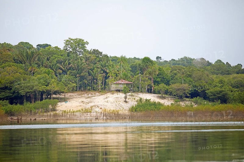 House on the bank of the Rio Amazonas at low water level