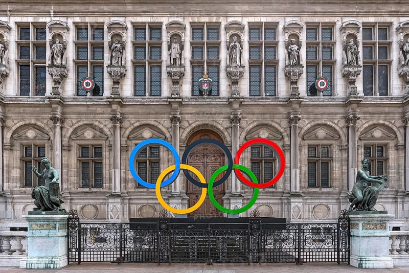 The Olympic Rings in front of the City Hall