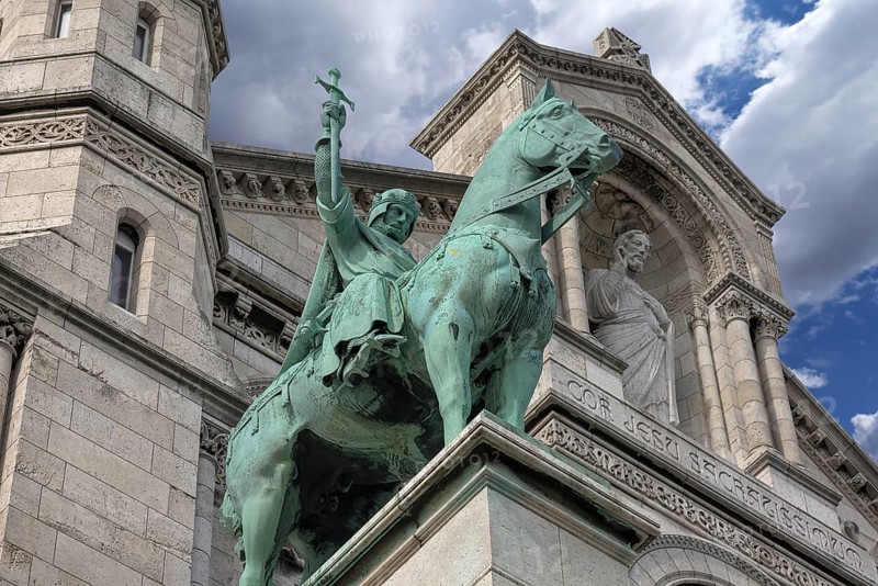Equestrian statue of King Saint Louis in front of the Sacré-C?ur de Montmartre