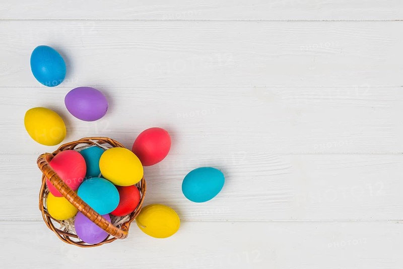Basket with easter eggs table