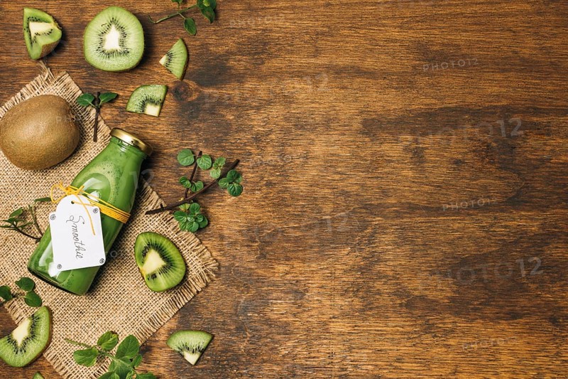 Flat lay kiwi smoothie with copy space