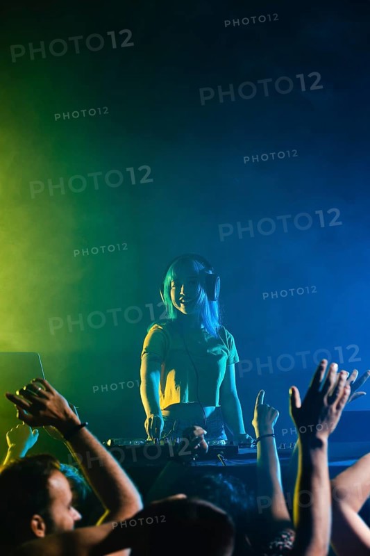 Front view engaged crowd smiley dj