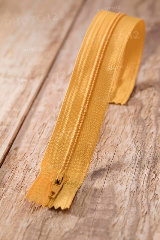 High angle zipper