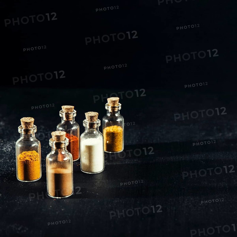 Spices composition with five small bottles