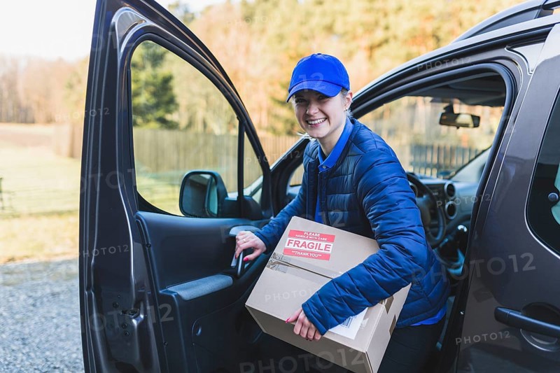 Woman arriving with order client