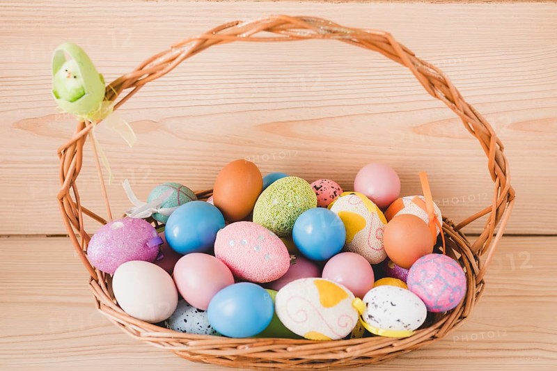 Basket with easter eggs