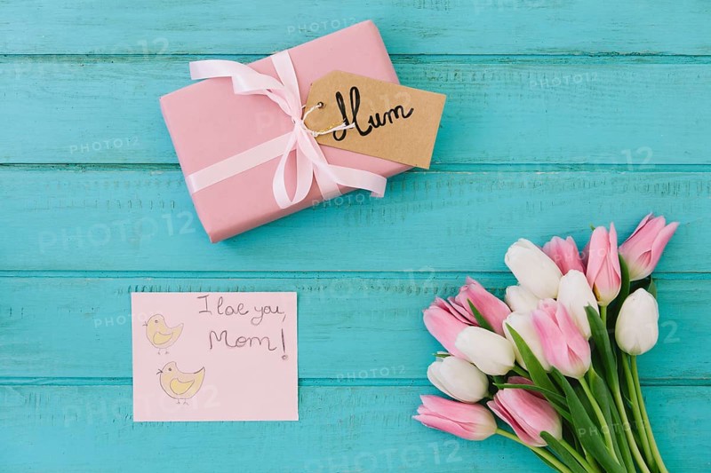 I love you mom inscription with tulips gift