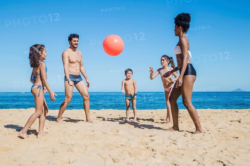 Family volley beach