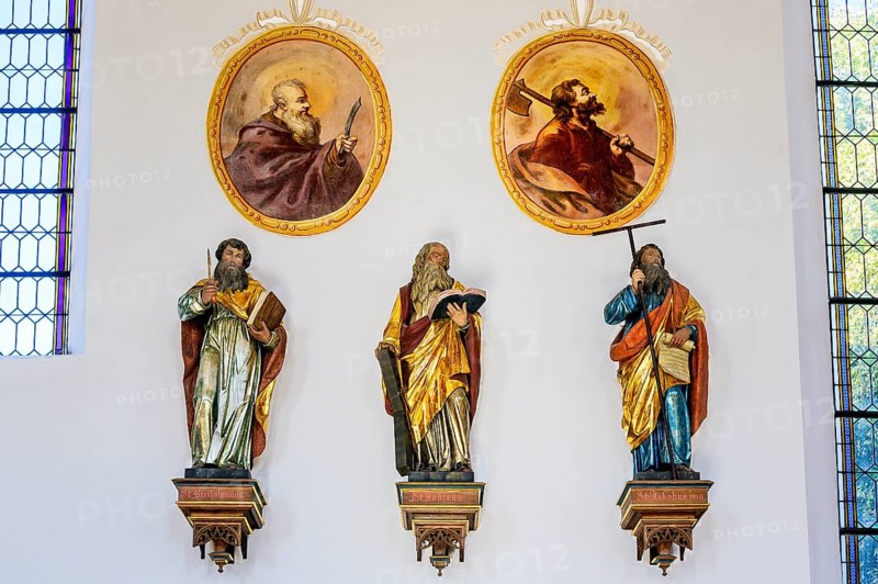 Side wall with figures of saints and pictures