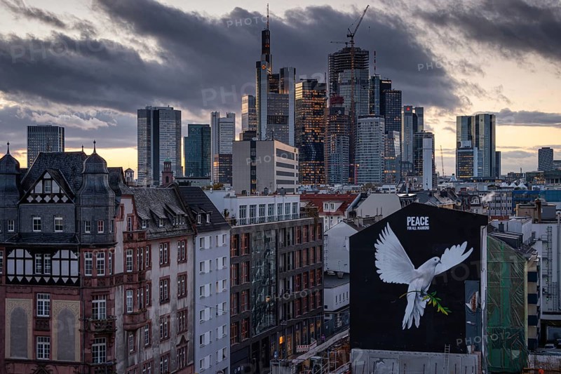 PEACE FOR ALL MANKIND is written above the image of a giant dove of peace on the wall of a house in Frankfurt am Main: a message of peace in the contemporary historical context of the escalated Middle East conflict and the ongoing war of aggression in Ukraine